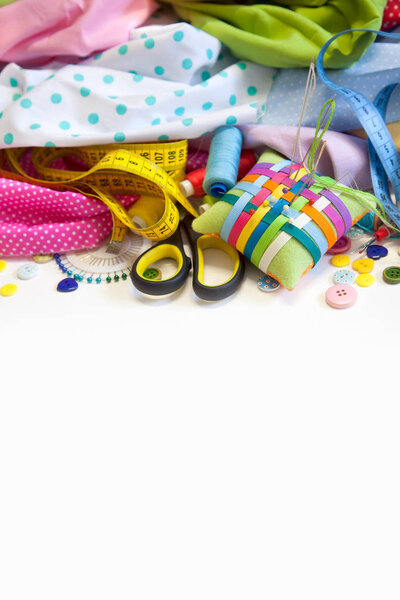 Цветная ткань, пряжа, нитка, мелки и краски. Цветные материалы для творческой работы на столе. Делай рукоделие. Все для ручной работы
.