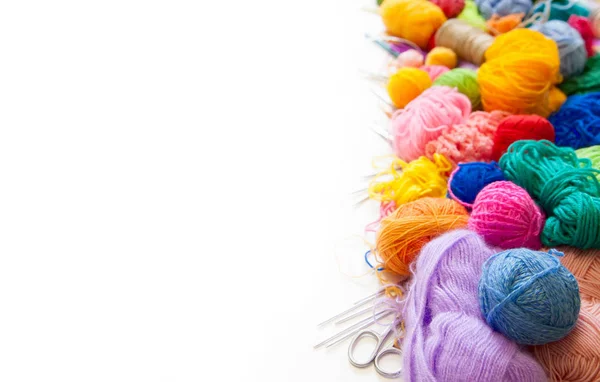 色彩斑斓的纱球 从上面看彩虹色各种颜色 织毛衣用纱线 纱线的弹孔 — 图库照片