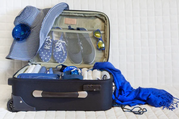 Kanepede siyah çantayı açın, yakın çekim