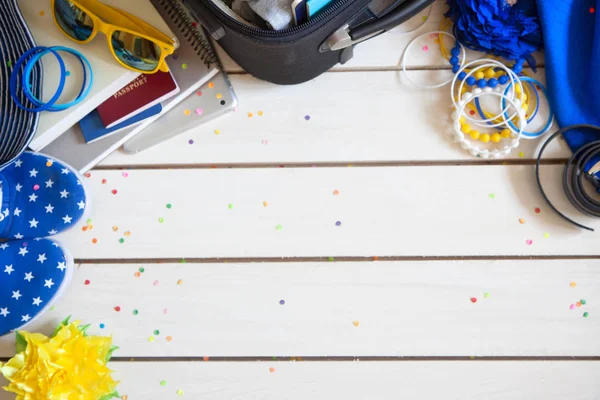 Seyahat aksesuarları, seyahat kavramı arka plan temel tatil öğeler havai görünümü