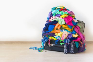 Seyahat ve tatil için ücretler. Elbiseler bir avuç çiçeklere yığılmış. Bayan dolap. Birçok şey.