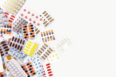 Paketlerde çeşitli ilaçlar, ilaçlar ve tabletler.