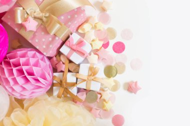 Pembe ve altın konfeti, tinsel, serpantin ve hediyeler. Beyaz arka plan.