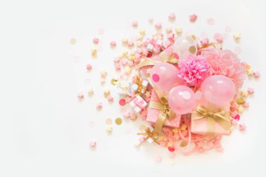Pembe ve altın konfeti, tinsel, serpantin ve hediyeler. Beyaz arka plan.