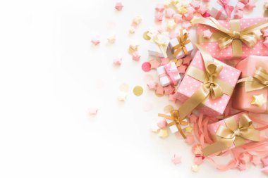 Pembe ve altın konfeti, tinsel, serpantin ve hediyeler. Beyaz arka plan.