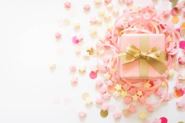 Pembe ve altın konfeti, tinsel, serpantin ve hediyeler. Beyaz arka plan.