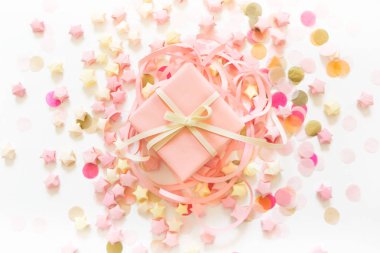 Pembe ve altın konfeti, tinsel, serpantin ve hediyeler. Beyaz arka plan.