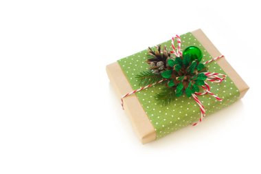 Çeşitli renklerin Noel hediyeleri. Yalıt.