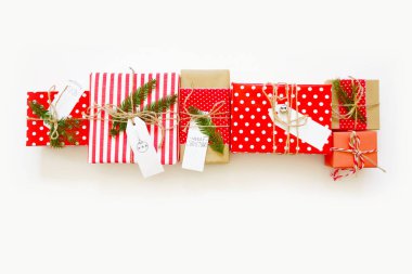 Noel dekoru. Tatil hediyeleri. yeşil, kırmızı ve beyaz renkler. Köknar dalları.