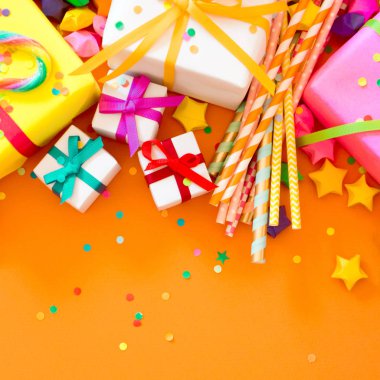 Doğum günü, parti, Festival veya karnaval için parlak dekor. Turuncu arka plan.