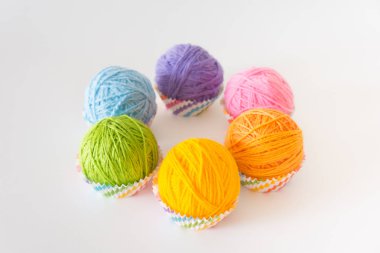 Renkli iplik topları. Örgü iğneleri. Tığ işi iplik.