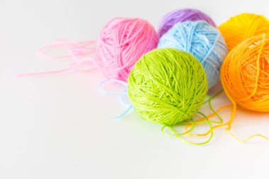 Renkli iplik topları. Örgü iğneleri. Tığ işi iplik.