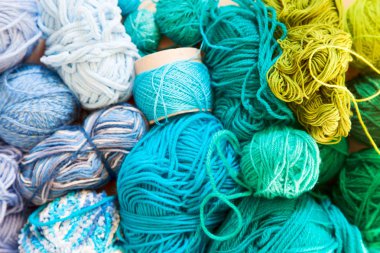 Renkli iplik yumakları. Yukarıdan bak. Gökkuşağının tüm renkleri. Örgü örneği. Tığ işi..