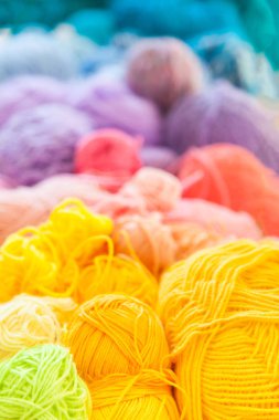 Renkli iplik yumakları. Yukarıdan bak. Gökkuşağının tüm renkleri. Örgü örneği. Tığ işi..