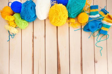 Renkli iplik yumakları. Yukarıdan bak. Gökkuşağının tüm renkleri. Örgü örneği. Tığ işi..