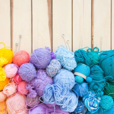 Renkli iplik yumakları. Yukarıdan bak. Gökkuşağının tüm renkleri. Örgü örneği. Tığ işi..