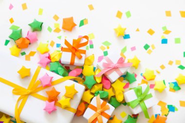 Parlak bir parti, Doğum günü veya bir yeni yıl hediyesi. Konfeti, yıldız, çelenk, kraker.