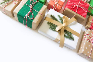 Noel dekoru. Hediye kutuları kırmızı ve yeşildir. Üst görünüm