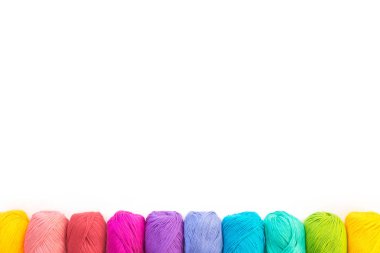 Örme için renkli gökkuşağı ipliği. Kancalar, makas ve örgü iğneleri.