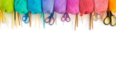 Örme için renkli gökkuşağı ipliği. Kancalar, makas ve örgü iğneleri.