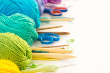 Örme için renkli gökkuşağı ipliği. Kancalar, makas ve örgü iğneleri.