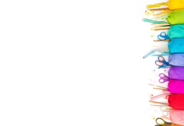 Örme için renkli gökkuşağı ipliği. Kancalar, makas ve örgü iğneleri.