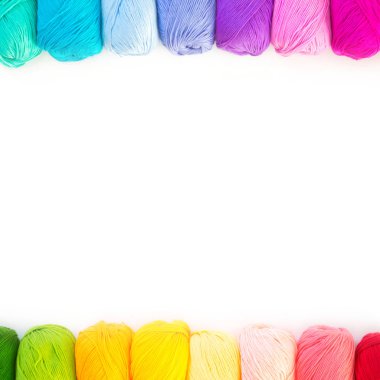 Örme için renkli gökkuşağı ipliği. Kancalar, makas ve örgü iğneleri.