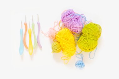 Renkli iplik topları. Yukarıdan bak. Gökkuşağı renkleri. Her renkten. Örgü örmek için iplik. İplik derileri.