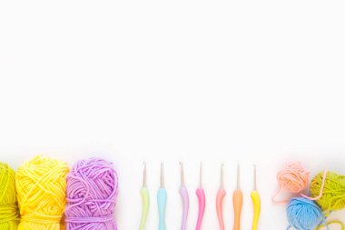 Renkli iplik topları. Yukarıdan bak. Gökkuşağı renkleri. Her renkten. Örgü örmek için iplik. İplik derileri.