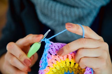 Örme bir peçete. Gökkuşağı rengi.