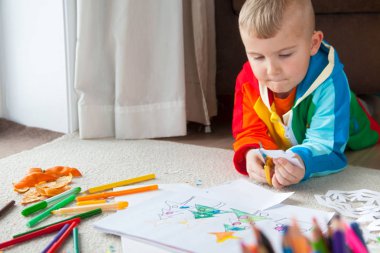 Parlak renkli giysiler içinde bir çocuk yeni yıl kar taneleri carves.