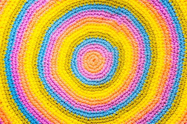 Tığ işi ev parlak renkli mat. Sepet gökkuşağı iplik. Örgü için kancalar.