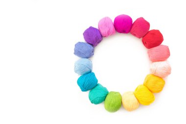 Örme için renkli gökkuşağı ipliği. Kancalar, makas ve örgü iğneleri.