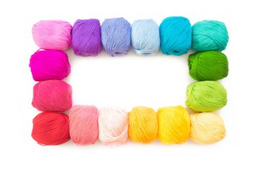 Örme için renkli gökkuşağı ipliği. Kancalar, makas ve örgü iğneleri.