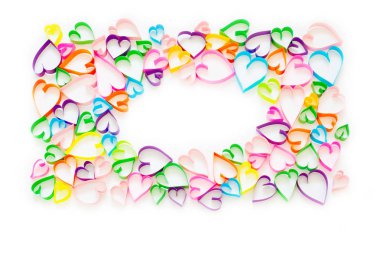 Beyaz arka plan üzerinde renkli kalpler. Kartpostal yürekleri.