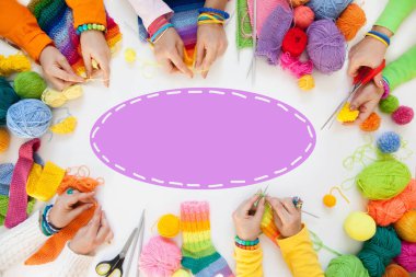 Kadınlar kroşe ve renkli iplik örgü. Yukarıdan görüntülemek.