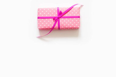 Renkli hediye kutuları renkli şeritler. Beyaz arka plan. St. Valentine's Day veya bir doğum günü hediyesi.