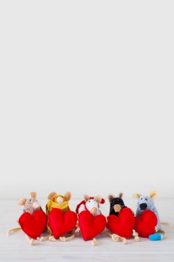 Ev yapımı oyuncak fare. Bir kalp tutarak fare.