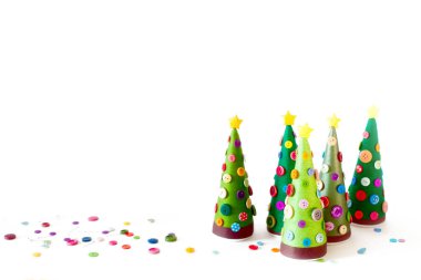 El yapımı bir alternatif Noel ağacı. Beyaz arka plan