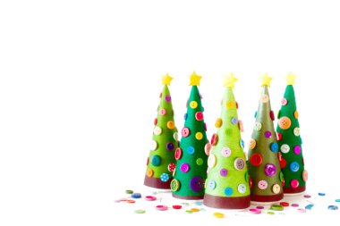 El yapımı bir alternatif Noel ağacı. Beyaz arka plan