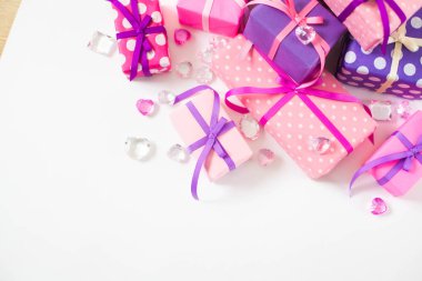 Renkli hediye kutuları renkli şeritler. Beyaz arka plan. St. Valentine's Day veya bir doğum günü hediyesi.