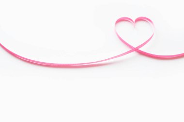 Sevgililer günü kartı. Beyaz arka planda kurdeleden yapılmış kalp.