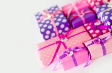 Renkli hediye kutuları renkli şeritler. Beyaz arka plan. St. Valentine's Day veya bir doğum günü hediyesi.