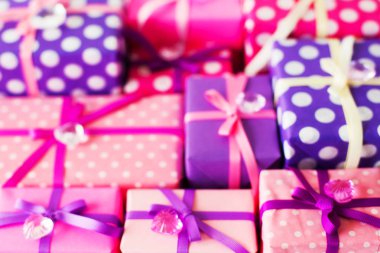 Renkli hediye kutuları renkli şeritler. Beyaz arka plan. St. Valentine's Day veya bir doğum günü hediyesi.