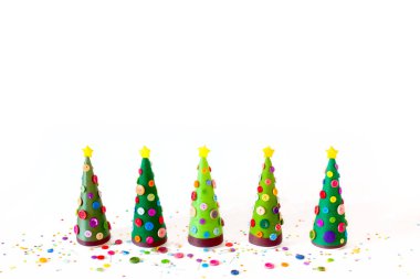 El yapımı bir alternatif Noel ağacı. Beyaz arka plan