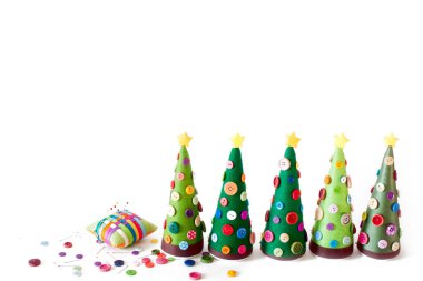 El yapımı bir alternatif Noel ağacı. Beyaz arka plan