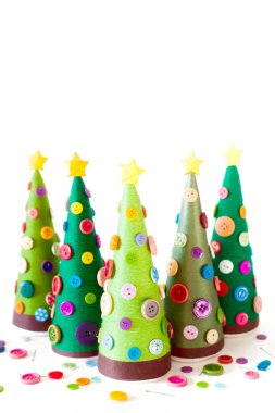 El yapımı bir alternatif Noel ağacı. Beyaz arka plan