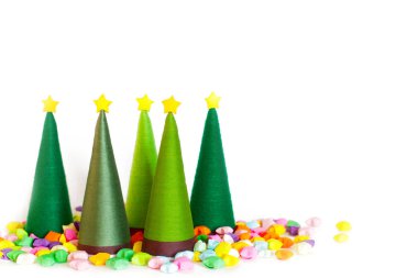 El yapımı bir alternatif Noel ağacı. Beyaz arka plan