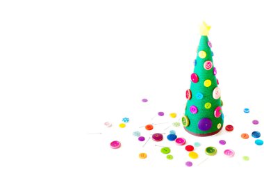 El yapımı bir alternatif Noel ağacı. Beyaz arka plan