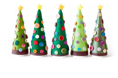 El yapımı bir alternatif Noel ağacı. Beyaz arka plan